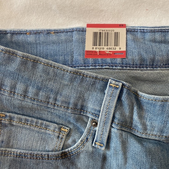 Levi Bermuda Mid Rise Slim through hip and thigh. New with tags. - Picture 3 of 8